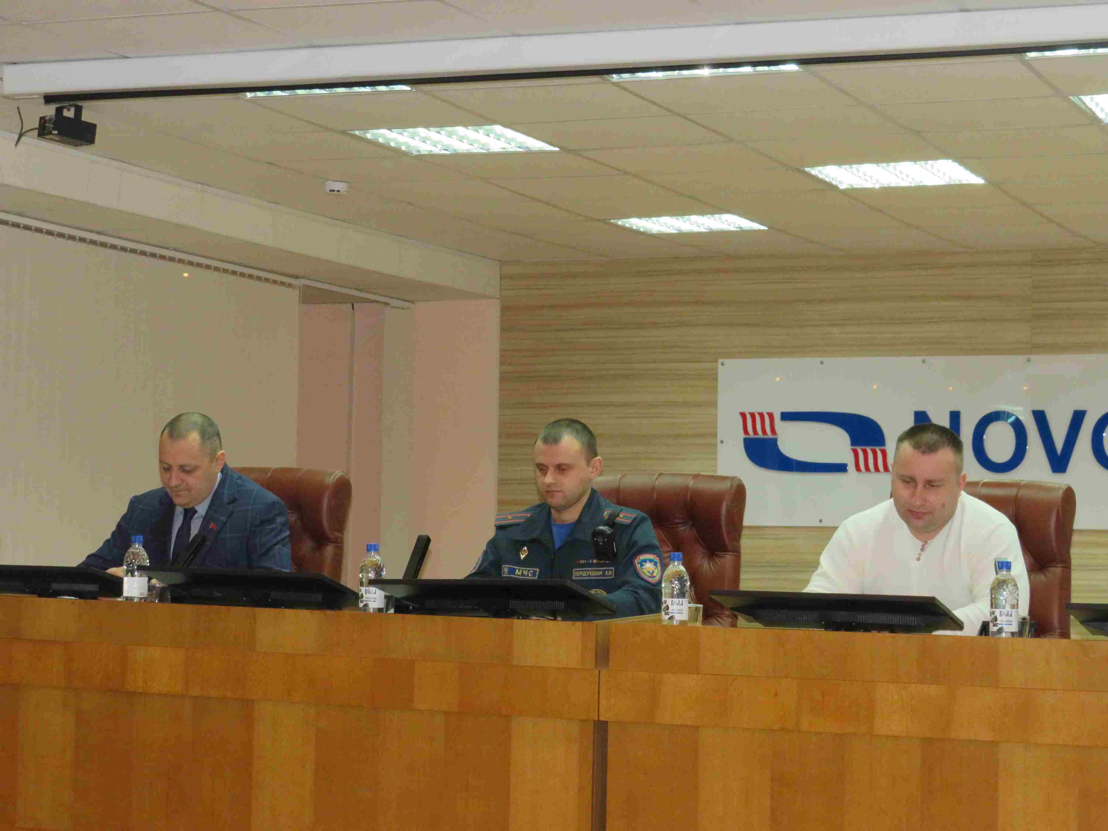Под руководством заместителя директора по идеологической работе Чичкана Владимира Владимировича в рамках собрания с трудовым коллективом, в актовом зале предприятия сотрудники получили важную информацию по нескольким ключевым темам: